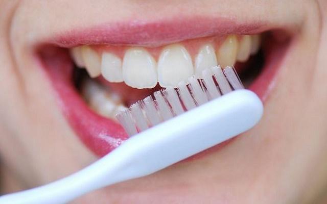 Vệ sinh 2-3 lần trên ngày là cách bảo vệ răng khôn sau phẫu thuật