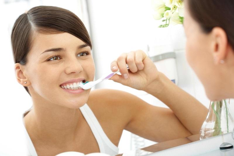 Bạn nên dùng chỉ tơ ngay sau khi ăn và đánh răng xong