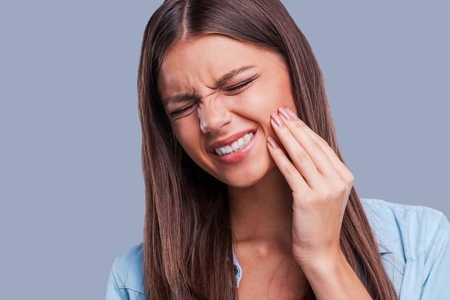 Bệnh sâu răng xảy ra chủ yếu do quá trình vệ sinh răng miệng kém.