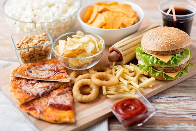 Tránh xa đồ ăn cứng, fast food và nước có ga